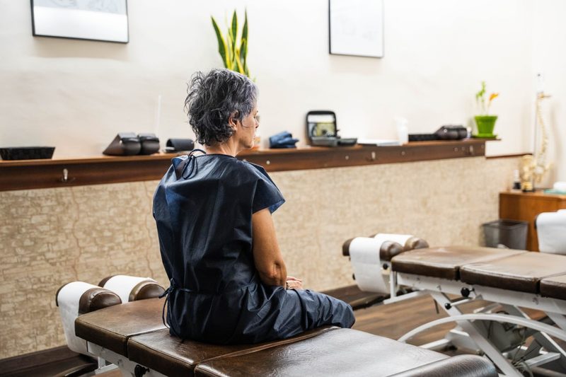Paciente en camilla de quiropráctica en Quirosalut